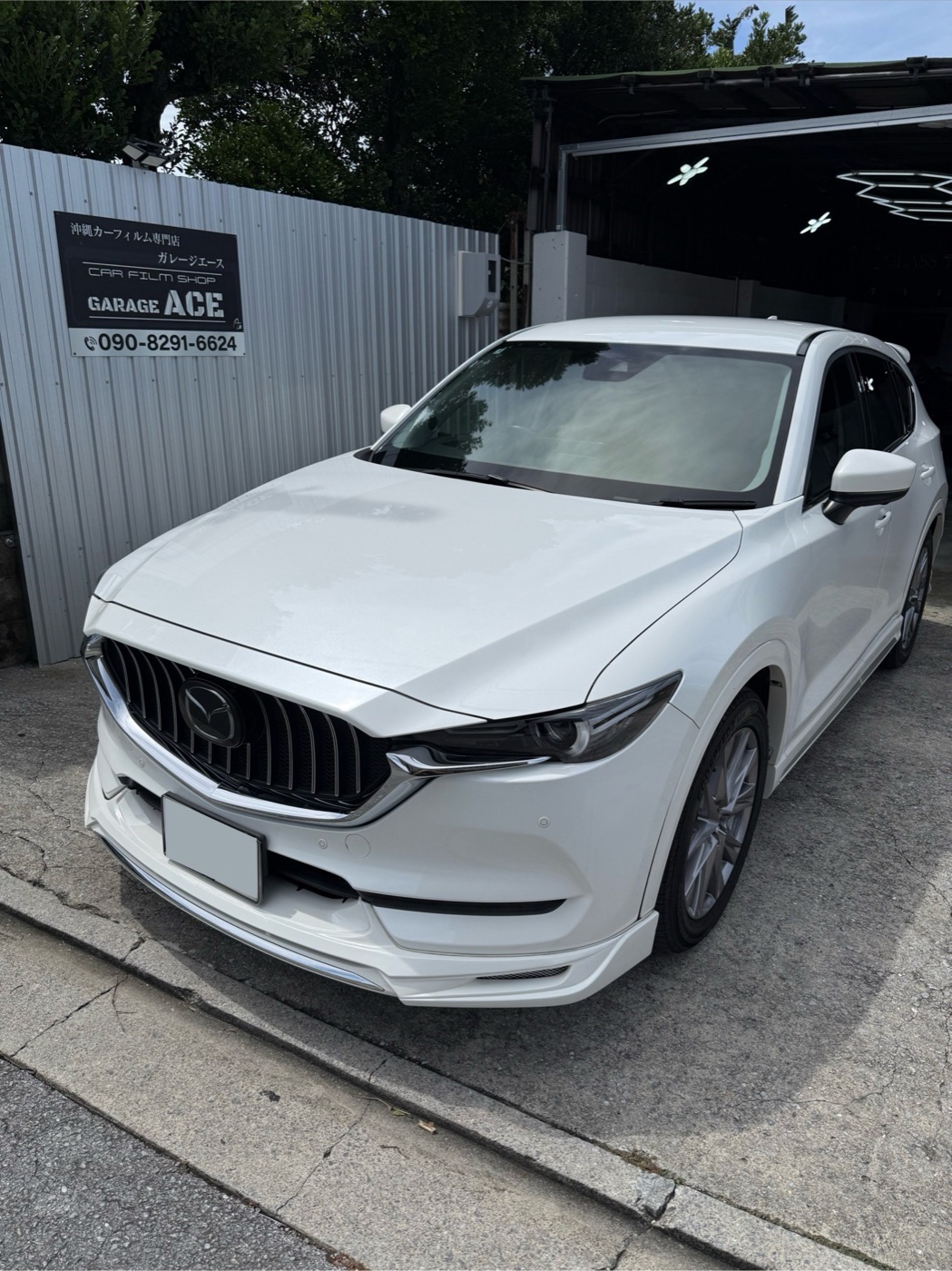 カーフィルム施工後の白いSUV
