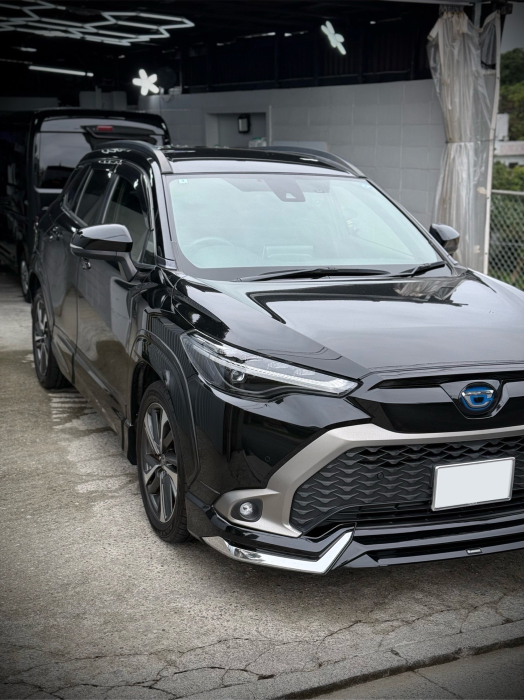 カーフィルム施工後の黒いSUV