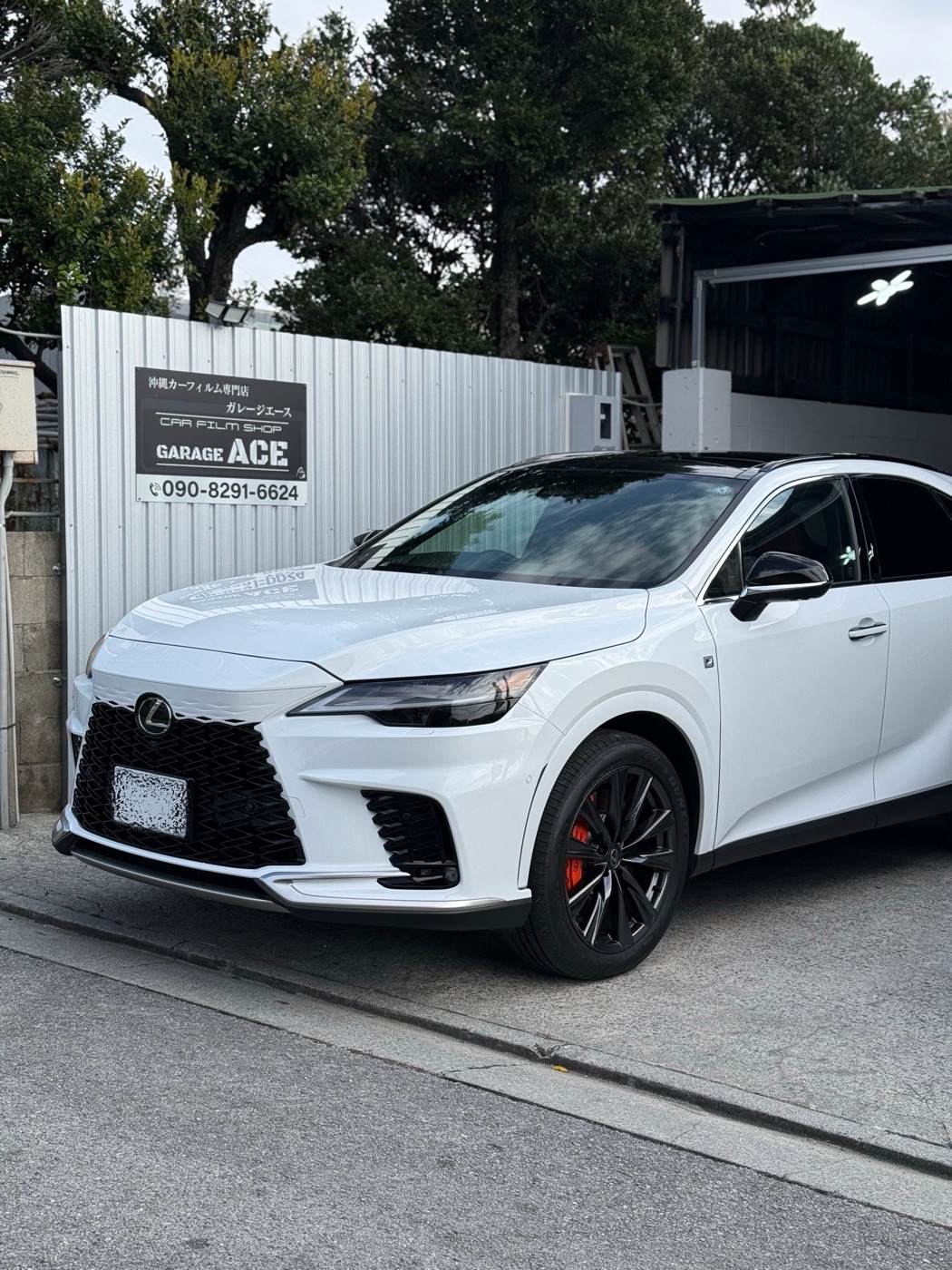 カーフィルム施工後の白いレクサスSUV