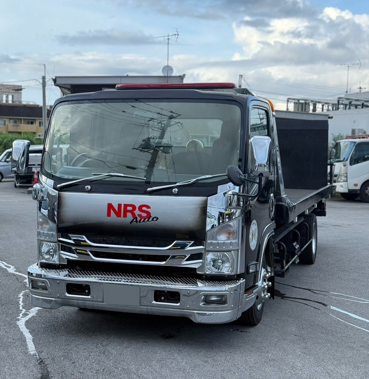 フロントガラスにカーフィルムを施工した積載車