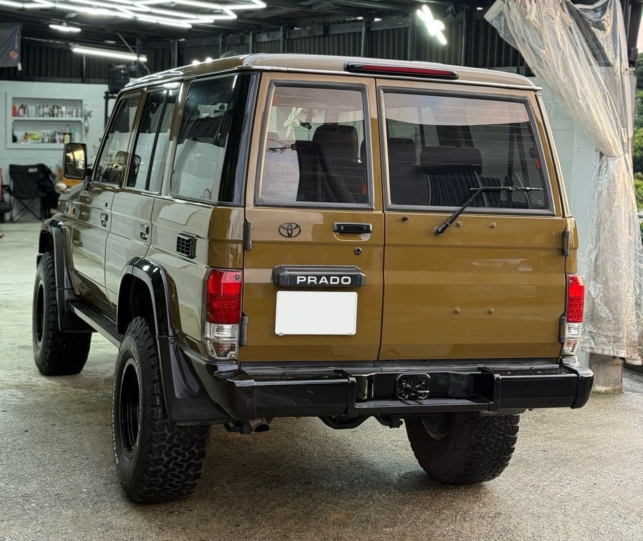 リアガラスにカーフィルムを施工した四輪駆動車