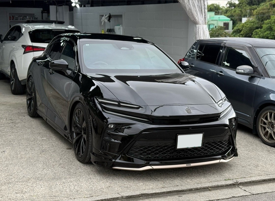 フロントガラスにカーフィルムを施工した黒い車